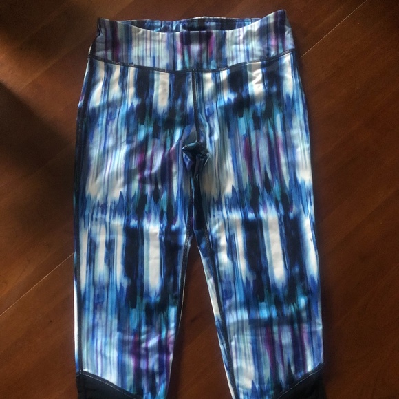 Like NEW never worn capri Leggings - Picture 2 of 6